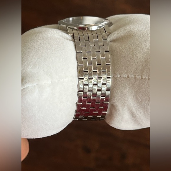 GUCCI 5200L.1 Classic Stainless Steel black Dial Women's Watch - Picture 6 of 13